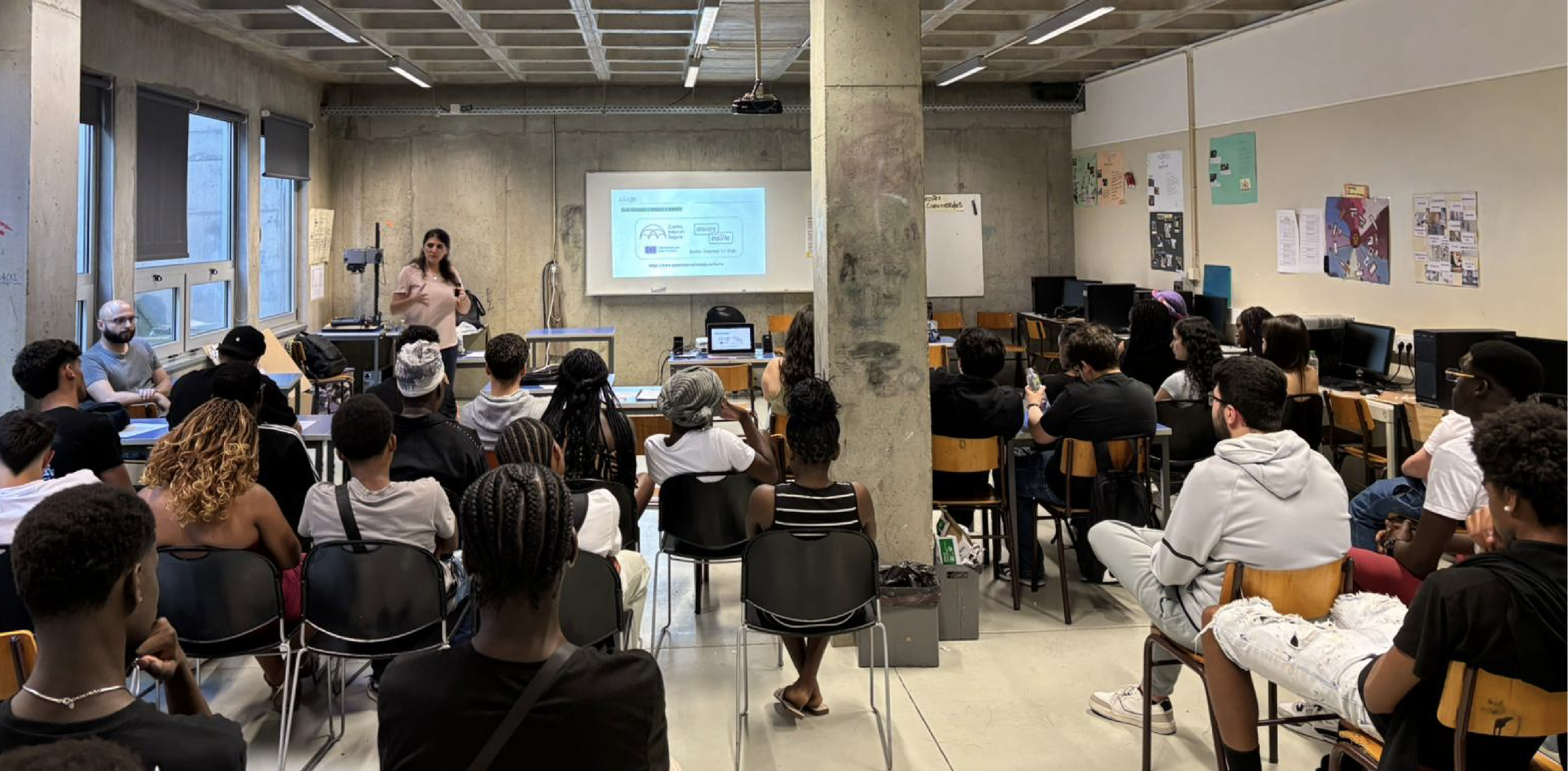 apresentação numa sala com mais de uma dezena de estudantes 