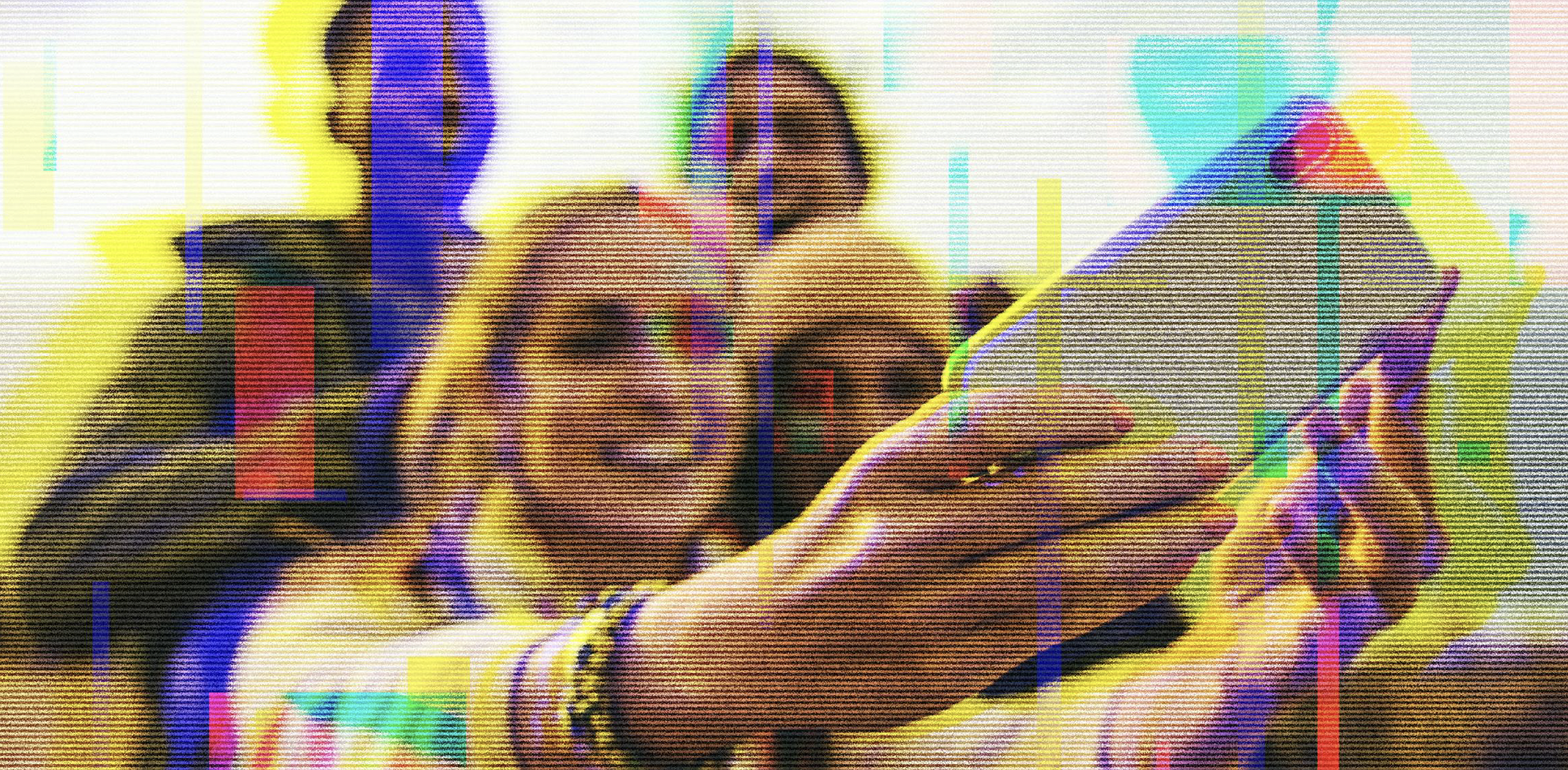 jovens no exterior a tirar uma selfie