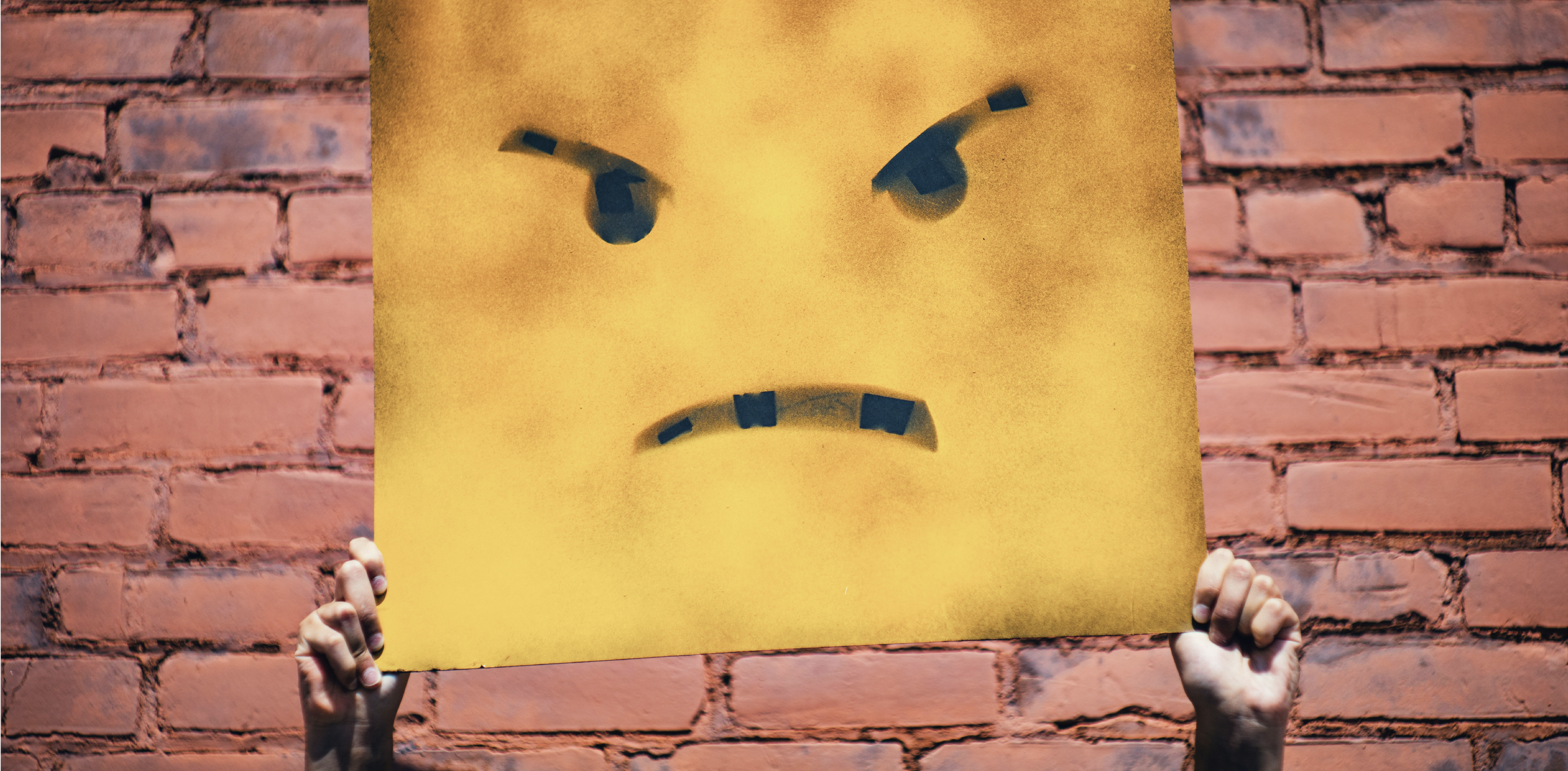 Cartaz com emoji de ódio