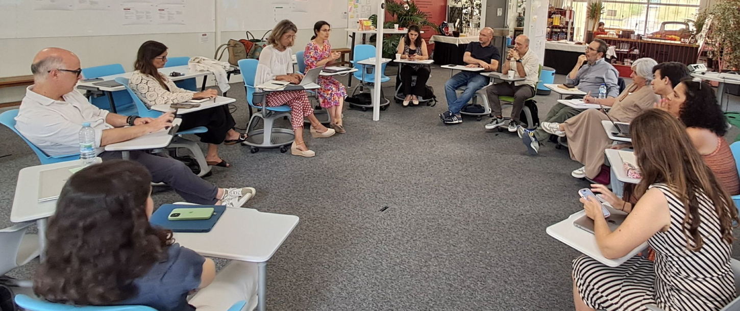 sala com um grupo de pessoas sentadas a trabalhar num workshop