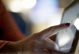 mão de um idoso a clicar num ecran