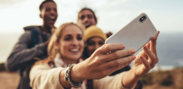 jovens no exterior a tirar uma selfie