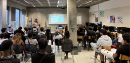 apresentação numa sala com mais de uma dezena de estudantes 