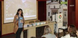 Membro da equipa CIS a apresentar recursos de sensibilização 